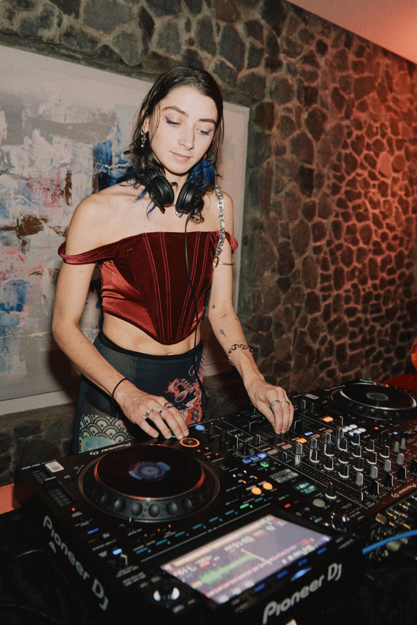 Lisa FLY behind the decks