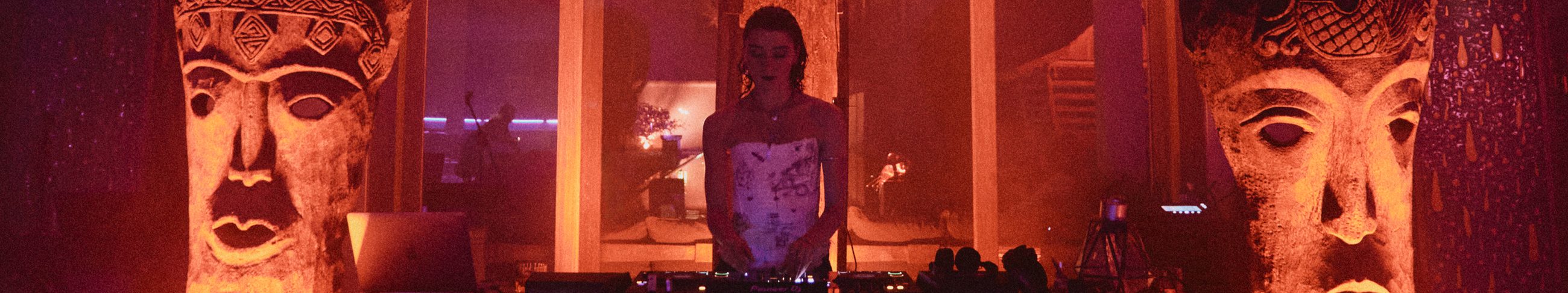 Lisa FLY playing a set